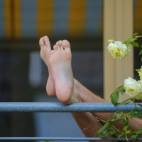 Ob beim Entspannen auf dem Balkon oder im Alltag: Gepflegte Füße brauchen Aufmerksamkeit. Auch Männerfüße! (Foto: Thomas Warnack/dpa/dpa-tmn)