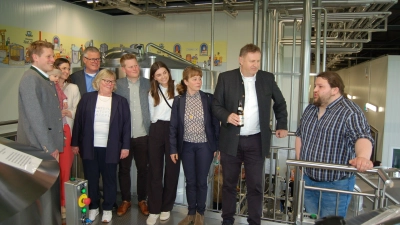 Im Beisein der Familie Hauf (links im Bild Geschäftsführer Florian Hauf) erläuterte Braumeister Stefan Hügele (rechts) Bürgermeisterin Nora Engelhard (Dritte von rechts) und Stadtrat Klaus Huber (Zweiter von rechts) die neue Technik. (Foto: Markus Weinzierl)