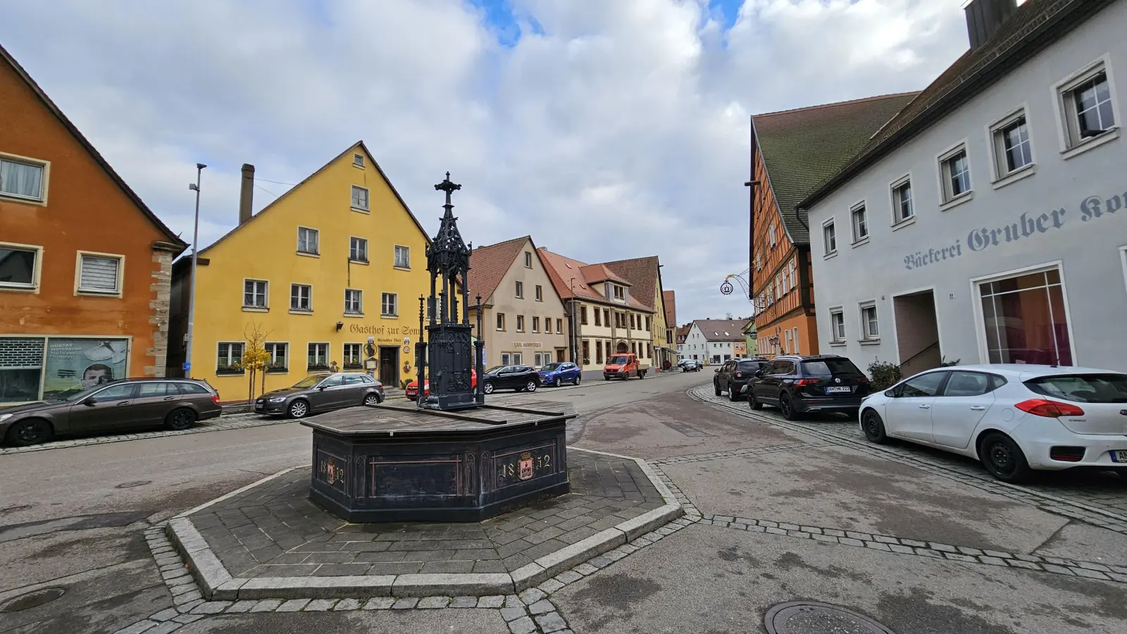 Nur im Herzen Leutershausens wird bislang der ruhende Verkehr überwacht. Das soll sich ändern: Künftig macht die Kommune das in Eigenregie – und zwar im gesamten Stadtgebiet. (Foto: Wolfgang Grebenhof)