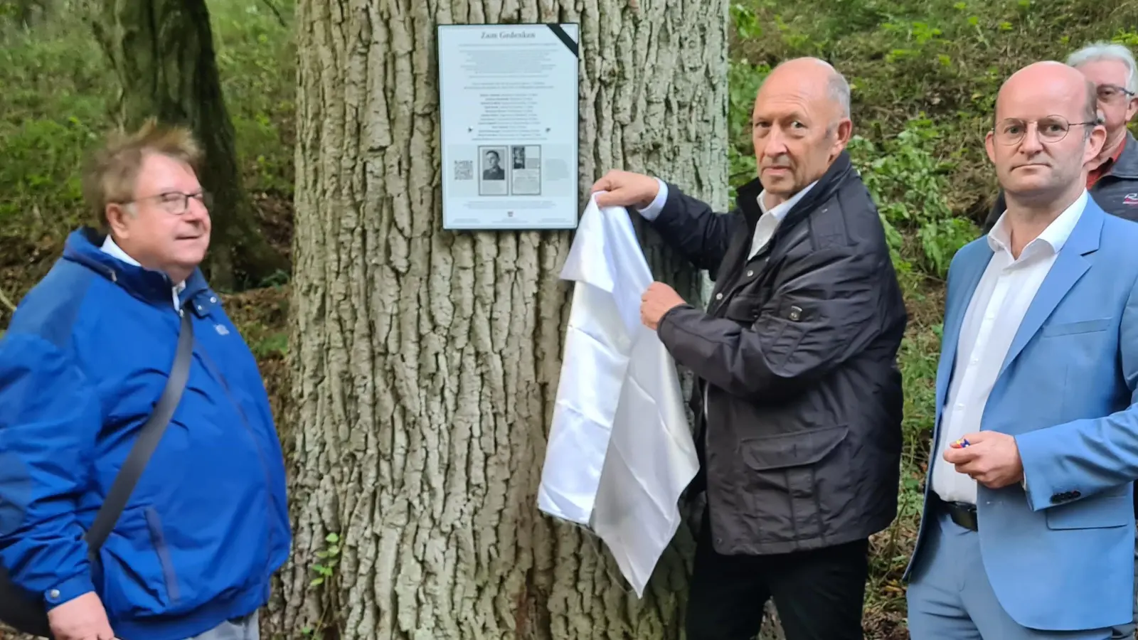 Bürgermeister Michael Trzybinski (Mitte) enthüllte die Gedenktafel, begleitet von Oberbürgermeister Dr. Markus Naser (rechts) und Pfarrer Hans-Peter Kunert. (Foto: MARGIT SCHWANDT)