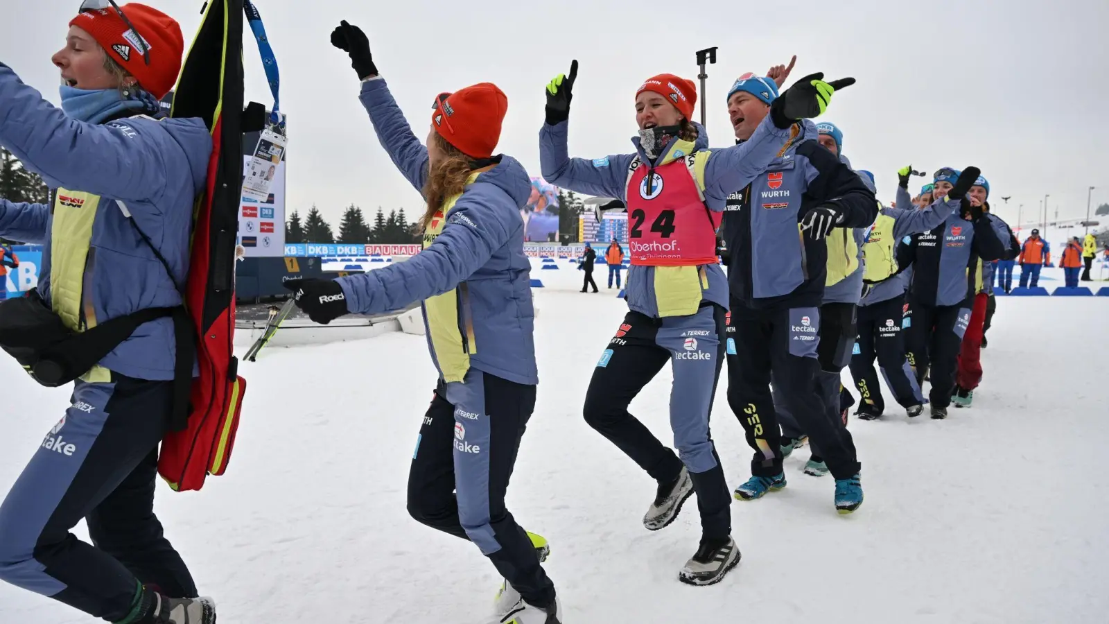 Das deusche Team um Denise Herrmann-Wick (M) feiert nach dem Rennen. (Foto: Martin Schutt/dpa)