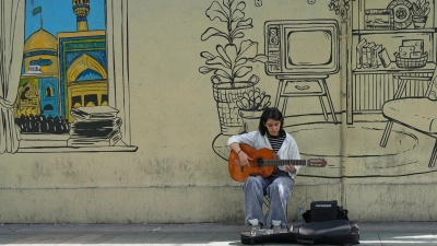 Dank der aktuellen Waffenruhe stellt sich in den Straßen Teherans auch wieder ein gewisser Alltag ein - doch viele befürchten, dass der Krieg noch nicht vorbei ist. (Archivbild) (Foto: Vahid Salemi/AP/dpa)