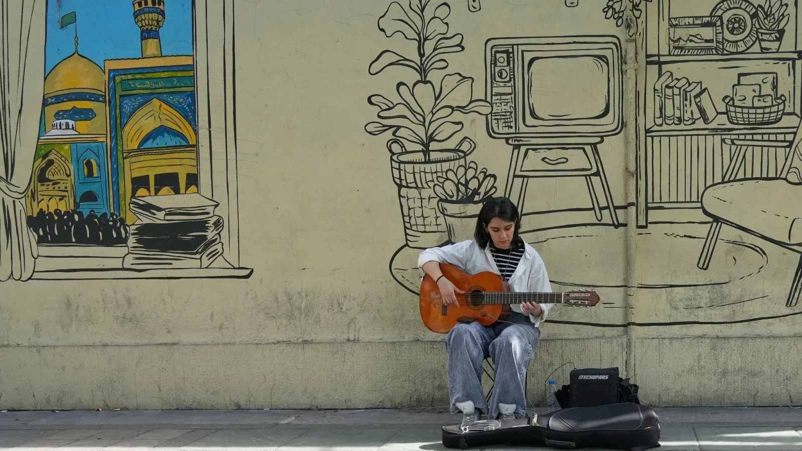 Dank der aktuellen Waffenruhe stellt sich in den Straßen Teherans auch wieder ein gewisser Alltag ein - doch viele befürchten, dass der Krieg noch nicht vorbei ist. (Archivbild) (Foto: Vahid Salemi/AP/dpa)