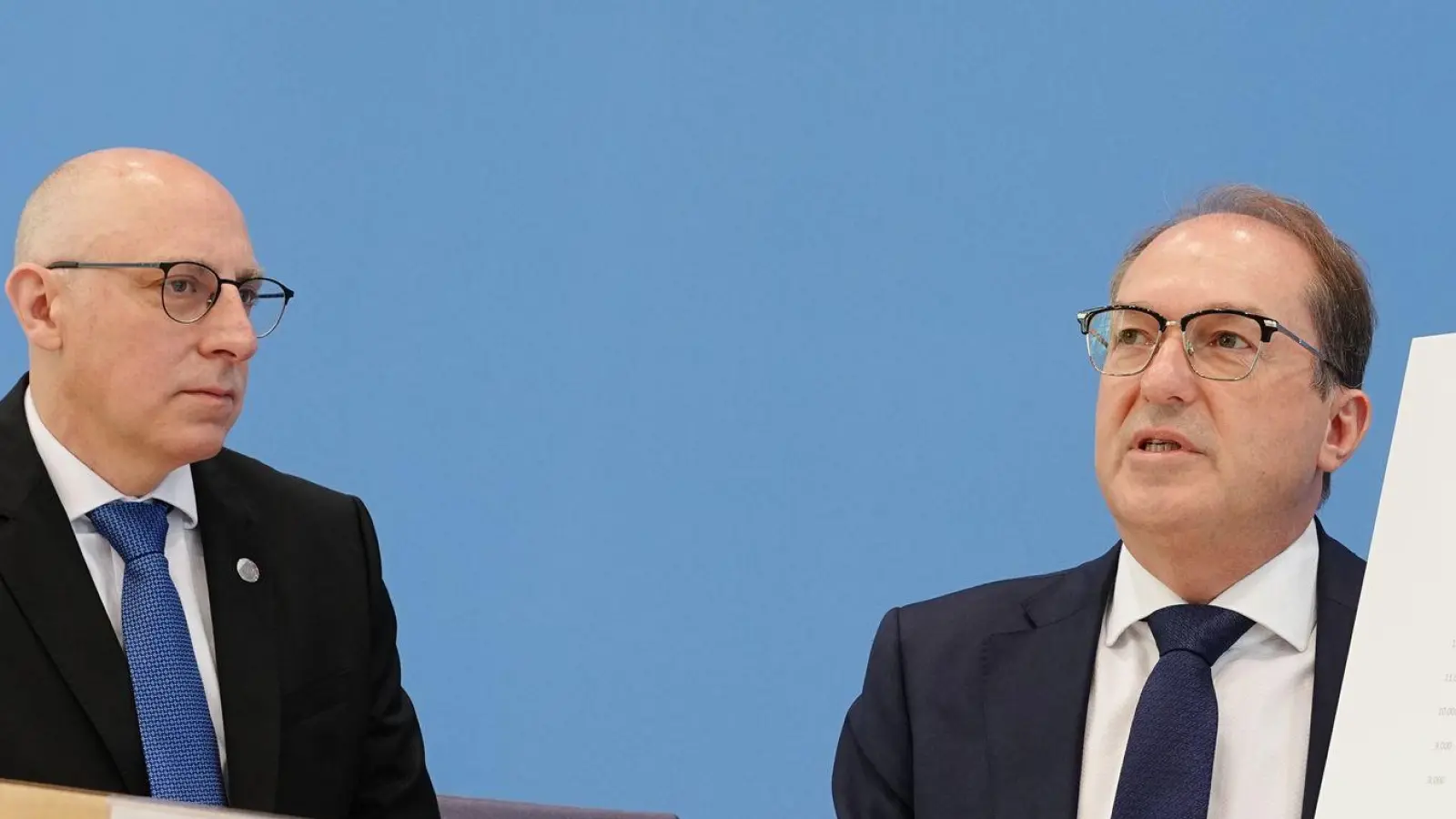 Bundesminister Alexander Dobrindt (CSU) sagt, der Linksextremismus sei zunehmend eine Bedrohung für die öffentliche Sicherheit und Ordnung. (Foto: Kay Nietfeld/dpa)