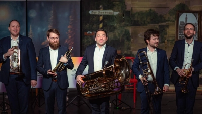 Das Dinkelsbühler Blechbläserensemble sorgte beim Musiktheater „Fairy Fails” als Showband „Bremer Stadtmusikanten 2.0” für den richtigen Sound.  (Foto: Theater- und Kulturring/Volker Oertel)