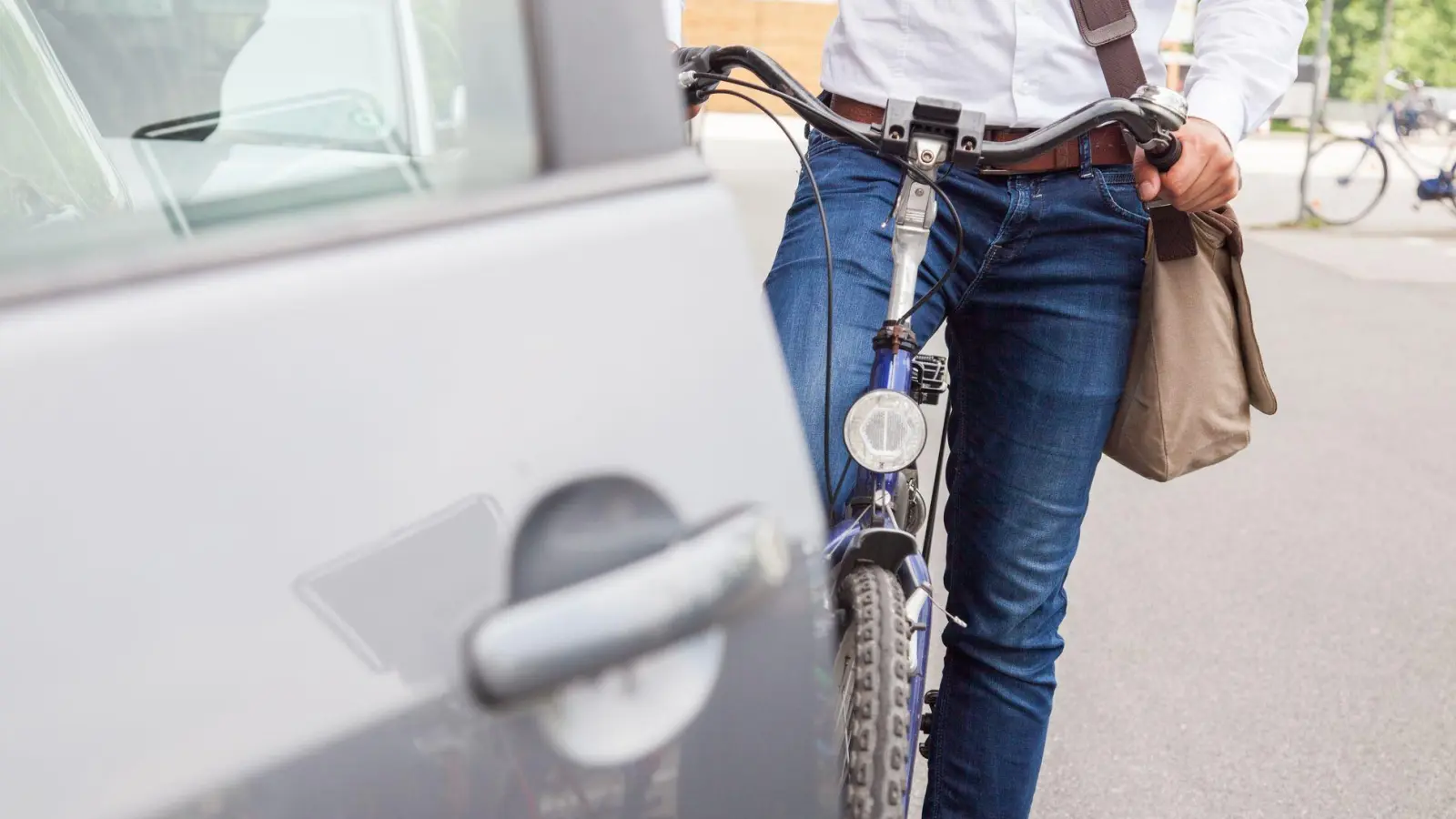 Viele Radwege führen an parkenden Autos vorbei. Mit Rücksicht und dem „Holländischen Griff“ sinkt die Gefahr von sogenannten Dooring-Unfällen.  (Foto: Christin Klose/dpa-tmn)