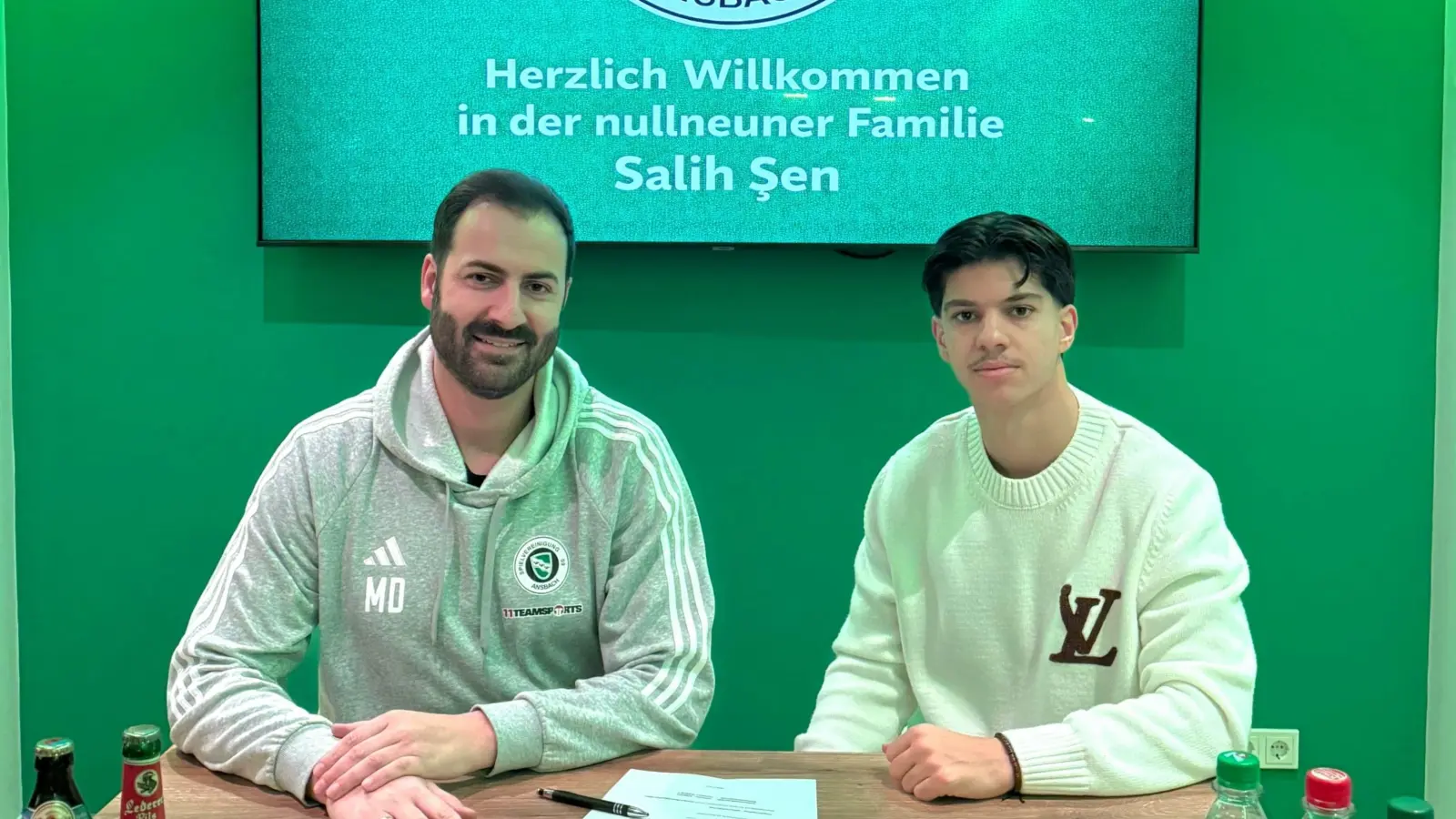 „Er hat eine hervorragende fußballerische Ausbildung genossen”, sagt Kaderplaner Manuel Deißler (links) über Salih Sen. (Foto:  Tina Deißler)