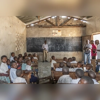 Eine Schulklasse in Kaseha beim Besuch einer Delegation des Arbeitskreises für Partnerschaft und Mission aus Feuchtwangen im Jahr 2022.<br> (Foto: Dietmar Böttger)