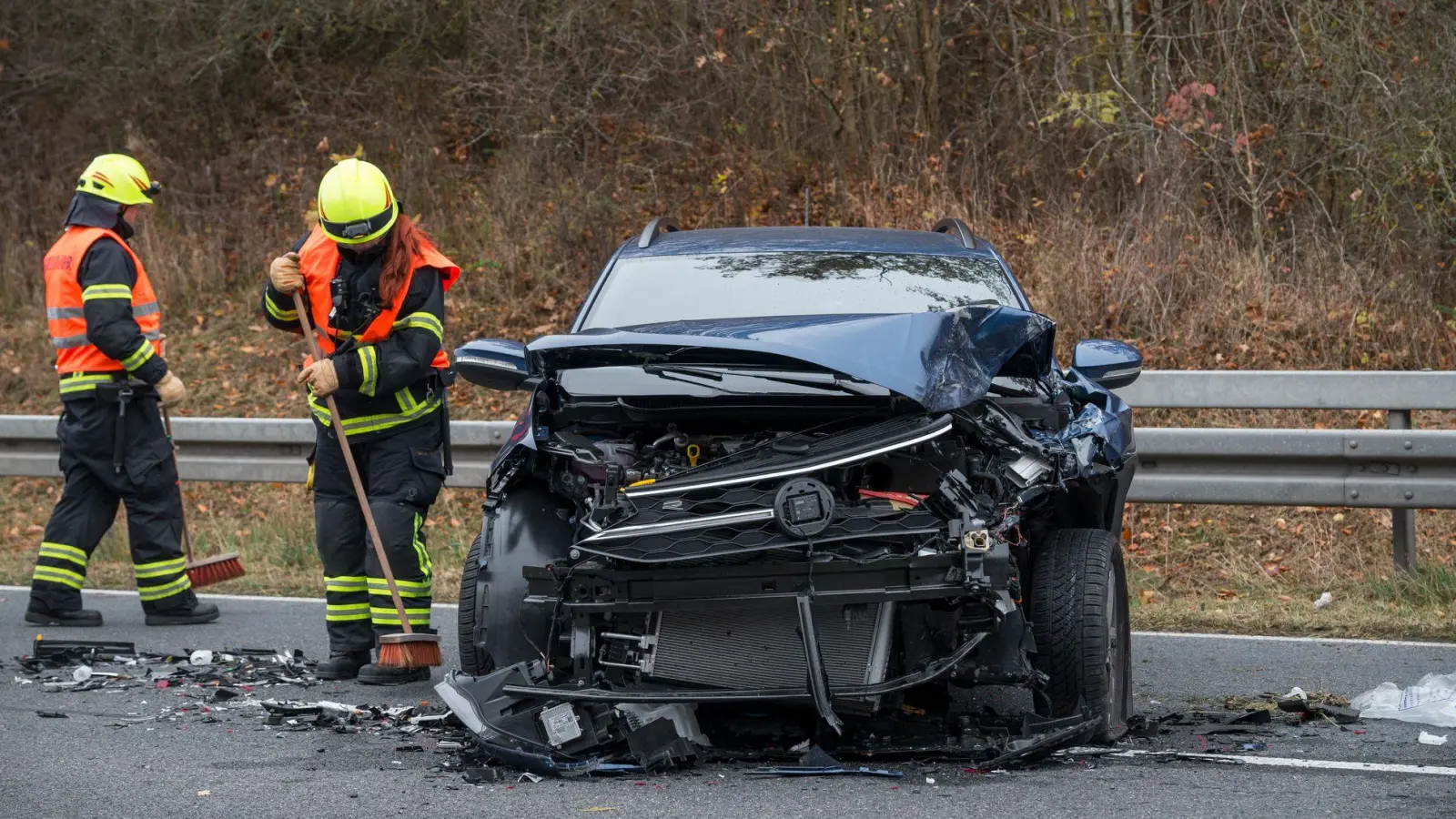 Feuerwehrleute räumten nach den drei Unfällen die Trümmer weg. (Foto: Daniel Vogl/dpa)