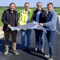 Werfen gemeinsam einen Blick auf den Plan (von links): Manuel Kiesel, Projektleiter für Bauinfrastruktur und Geländeplanung beim Summer Breeze, Hans Gärtner vom Verband für Ländliche Entwicklung Mittelfranken, der ehemalige Bürgermeister von Wittelshofen Werner Leibrich und Thomas Himml vom ALE. (Foto: Diane Mayer/ALE)