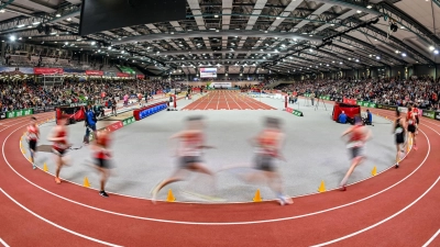 Unter dem Dach kämpfen die Leichtathleten um Titel (hier die Europahalle Karlsruhe). (Foto: Uli Deck/dpa)