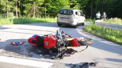 Totalschaden entstand an dem Motorrad, mit dem ein 28-Jähriger auf ein Auto prallte. (Foto: News5/Markus Zahn)