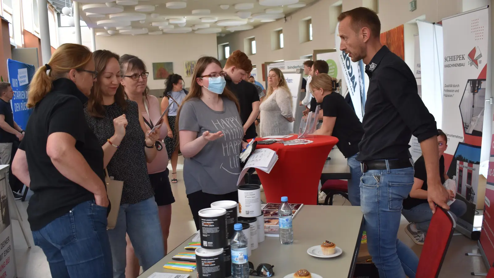 Viele nutzten die Möglichkeit, mit potenziellen Arbeitgebern ins Gespräch zu kommen. Diese gaben gerne Auskunft. (Foto: Ute Niephaus)