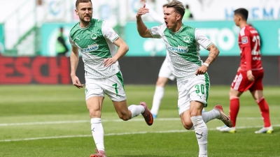 Fürths Felix Klaus (r) bejubelt sein Tor zum 1:0. (Foto: Daniel Löb/dpa)