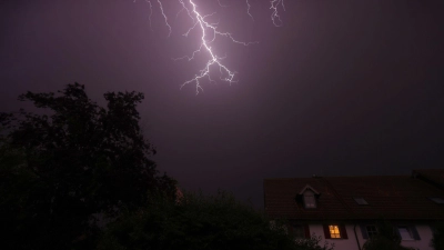 Ein Blitz über Kaufbeuren - die kreisfreie Stadt wies 2025 die höchste Blitzdichte Deutschlands auf. (Archivfoto) (Foto: Karl-Josef Hildenbrand/dpa)