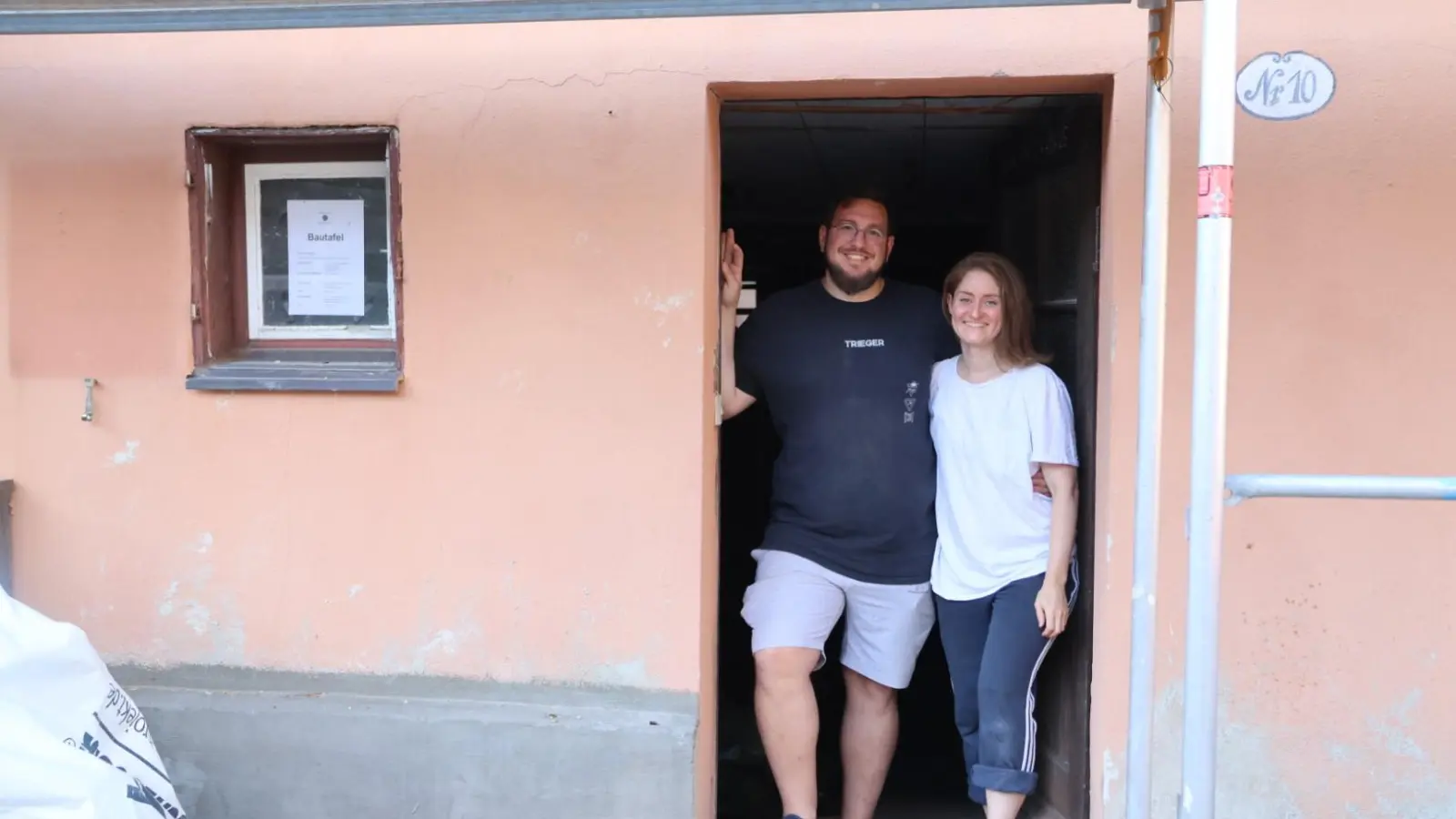 Carina und Maximilian Mattausch sind überzeugt, dass ihr Haus eines der ältesten in der Dinkelsbühler Altstadt ist. (Foto: Martina Haas )