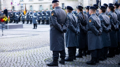 Die Bundeswehr soll gestärkt werden - muss aber mit weniger Soldaten auskommen. (Foto: Michael Matthey/dpa)