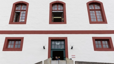 Blick auf das Amtsgericht Bad Iburg. Weil sie als amtliche Kontrolleure zwar von massiven Tierquälereien auf einem Schlachthof gewusst haben sollen, aber nichts dagegen unternommen haben, müssen sich zwei Tierärzte vor Gericht verantworten. (Foto: Friso Gentsch/dpa)