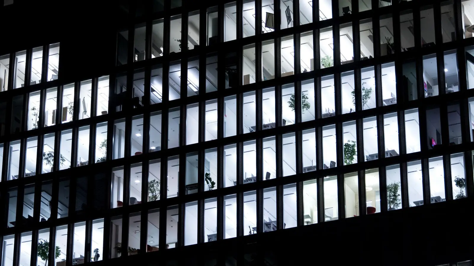 Da brennt noch Licht: Ob ein Arbeitgeber Schichtbetrieb anordnen kann, hängt unter anderem von den Vereinbarungen im Arbeitsvertrag ab. (Foto: Sven Hoppe/dpa/dpa-tmn)