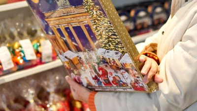 Wer einen Adventskalender fürs Kind kaufen will, sollte einen Blick auf die Zutatenliste werfen. Oft fehlt nämlich der Hinweis auf einen Alkoholgehalt. (Foto: Emily Wabitsch/dpa/dpa-tmn)