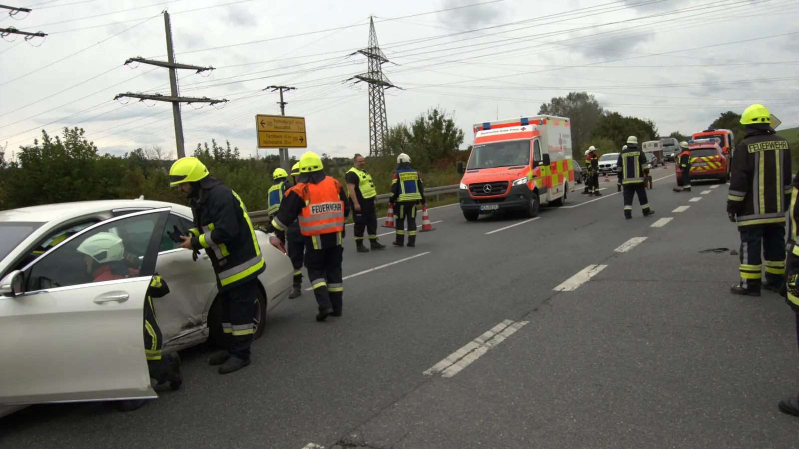 Für beträchtliche Verkehrsbehinderungen sorgte am frühen Freitagabend ein Unfall auf der B470 bei Diespeck. (Foto: Christa Frühwald)