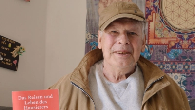 Der Uffenheimer Jürgen Dilly hat die Erlebnisse seines spannenden Lebens in einem Buch verewigt. (Foto: Johannes Zimmermann)