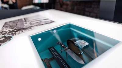 Anhand von 500 Original-Dokumenten, 250 Objekten und visuellen Elementen erzählt die Ausstellung die Geschichte des Reichsparteitagsgeländes. (Foto: Daniel Karmann/dpa)