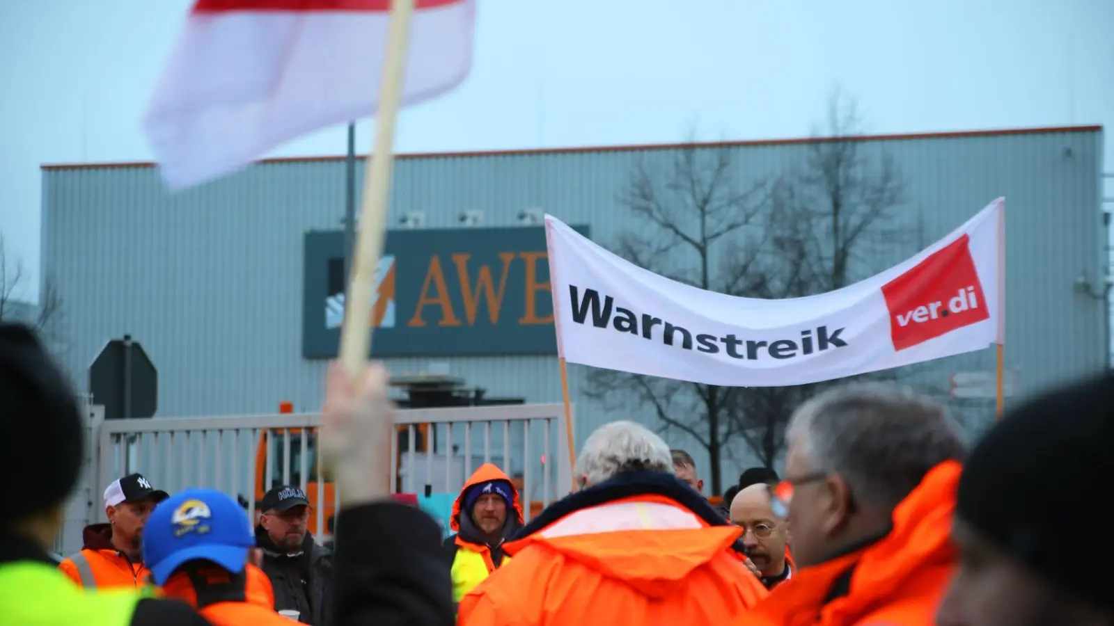 Streikende stehen vor dem Werkstor der AWB Abfallwirtschaftsbetriebe in Köln. Die Gewerkschaft Verdi setzt die Warnstreiks im öffentlichen Dienst in NRW fort. (Foto: Sascha Thelen/dpa)