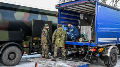 Die Bundeswehr unterstützt das Technische Hilfswerk bei der Betankung mit Diesel, der für Notstromaggregate benötigt wird. (Foto: Jens Kalaene/dpa)