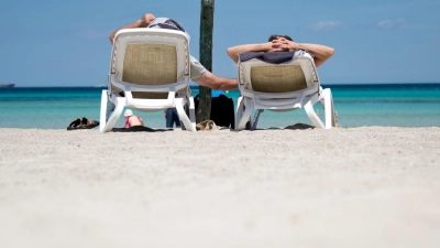 Laptop zu Hause lassen, Smartphone ausschalten: Wer sich im Urlaub wirklich erholen will, muss Grenzen setzen. (Foto: Julian Stratenschulte/dpa/dpa-tmn)