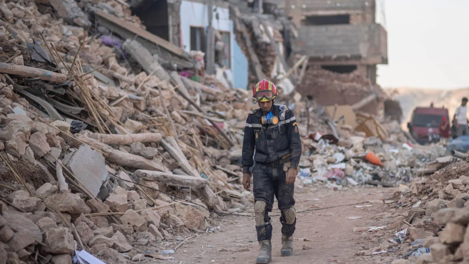 Ein Helfer geht in der Stadt Imi N&#39;tala außerhalb von Marrakesch durch Trümmer. (Foto: Mosa'ab Elshamy/AP/dpa)