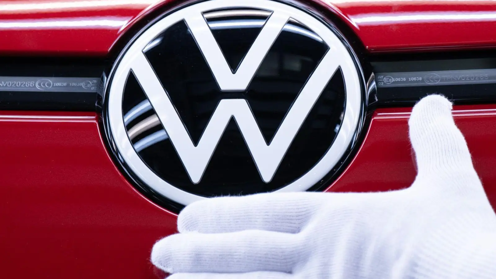 Die IG Metall droht der VW-Führung mit Arbeitskampf. (Archivbild) (Foto: Sebastian Kahnert/dpa)