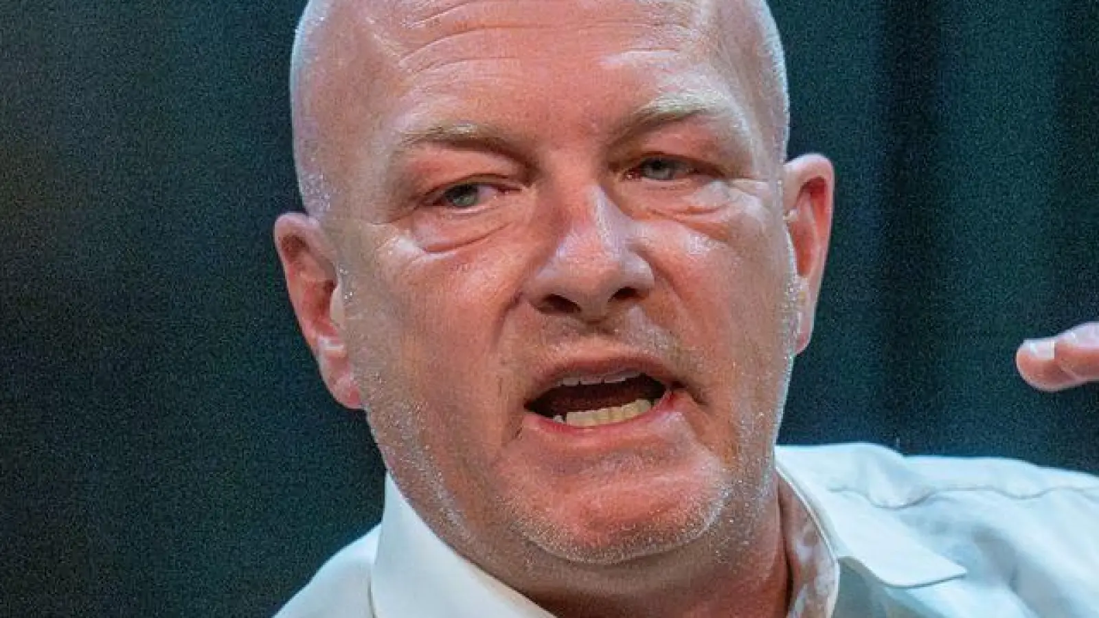 Joachim Wolbergs, ehemaliger Oberbürgermeister von Regensburg, hat bei einem Infoabend seine Sicht auf den gegen ihn bevorstehenden Prozess erläutert. Vor dem Landgericht München I wird ab 11. März ein Teil des Regensburger Parteispenden-Verfahrens neu verhandelt. (Foto: Armin Weigel/dpa)