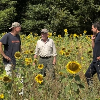 Jagdpächter Thomas Reissig und Werner Proff stehen hier gemeinsam mit Schnelldorfs Bürgermeister Tobias Strauß (von links) inmitten eines neu geschaffenen Lebensraumes. (Foto: Gemeinde Schnelldorf/Tina Hofmann-Meyer )