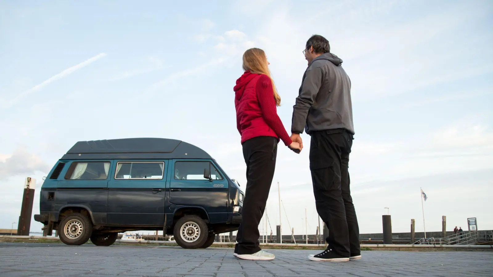 Es ist vollbracht: Mit Stolz und mit Spaß aufs Ergebnis blicken, Teamarbeit hilft beim Wohnmobilbau in Eigenregie - genauso wie das Berücksichtigen des ein oder anderen Profitipps. (Foto: Christin Klose/dpa-tmn)