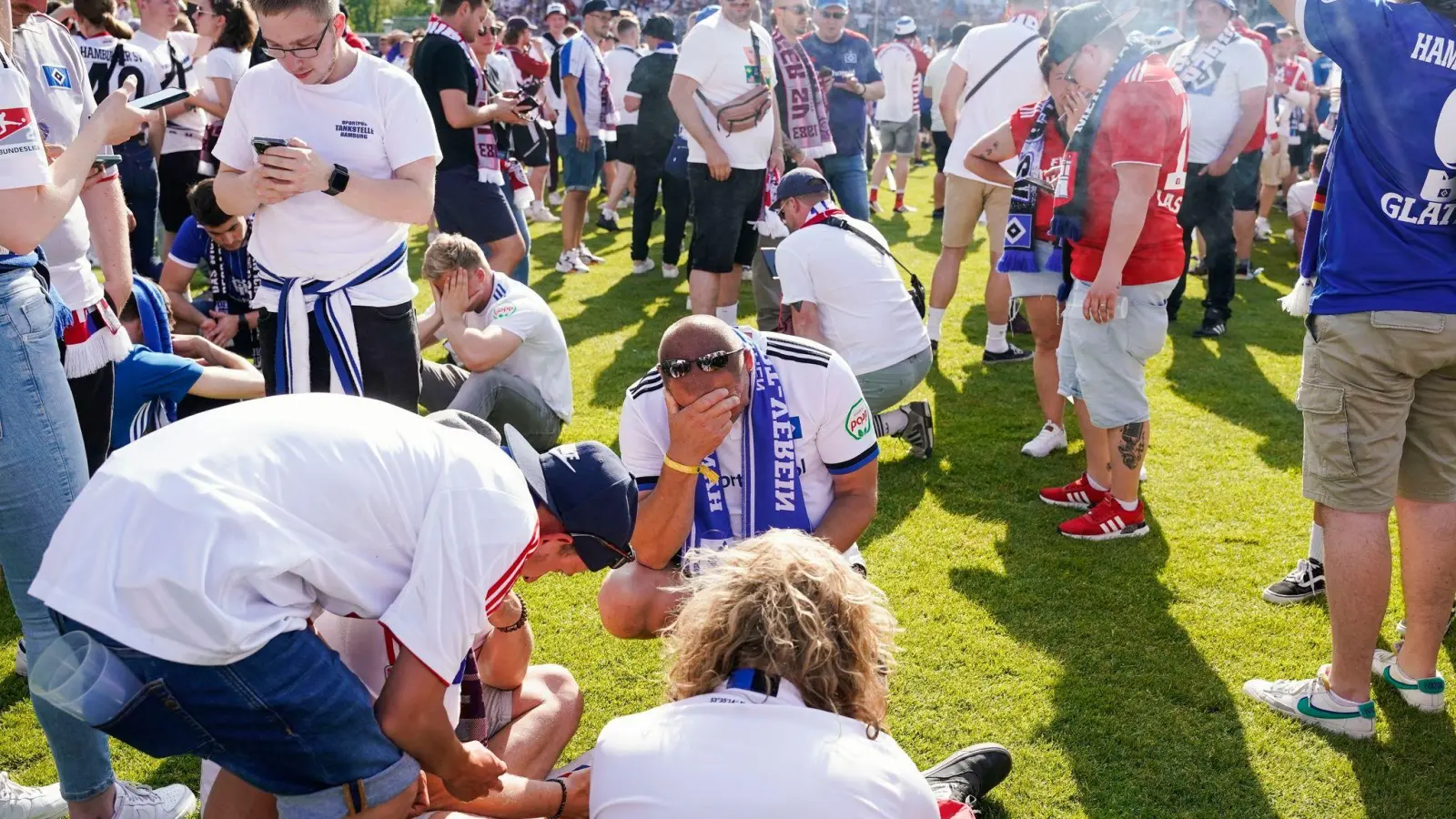 Nach dem Abpfiff hatte der Stadionsprecher des SV Sandhausen dem HSV fälschlicherweise zum Aufstieg gratuliert. (Foto: Uwe Anspach/dpa)