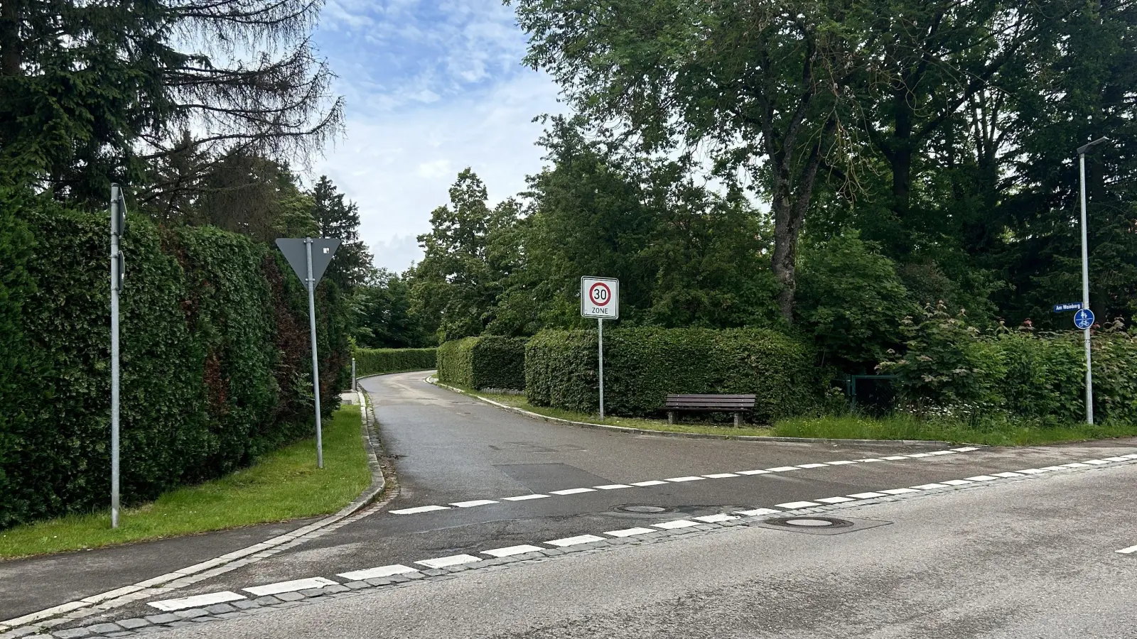 Die Polizei ermittelt wegen zweier Hakenkreuze, die in Herrieden in einem Wohngebiet aufgetaucht sind. (Foto: Susanne Pfahler)