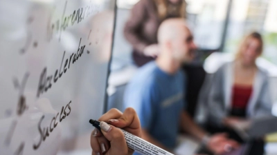 An welchen Routinen halten wir als Team unnötigerweise fest? Eine ehrliche Bestandsaufnahme hilft, Zeitfresser zu identifizieren. (Foto: Oliver Berg/dpa/dpa-tmn)