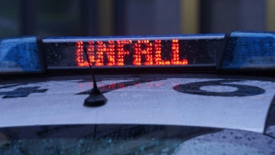 Zu einem Unfall ist es am Donnerstagabend auf der B13 bei Oberdachstetten gekommen. (Symbolbild: Marcus Brandt/dpa)