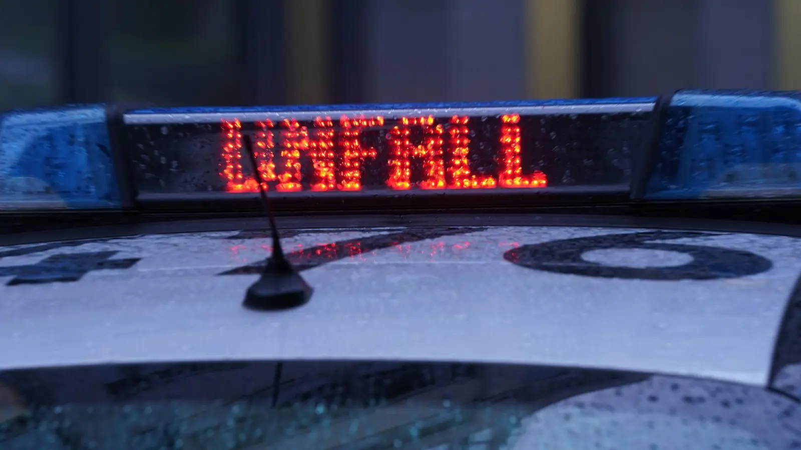 Zu einem Unfall ist es am Donnerstagabend auf der B13 bei Oberdachstetten gekommen. (Symbolbild: Marcus Brandt/dpa)