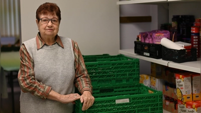 Edeltraut Merker ist bei der Ansbacher Tafel in ihrem Element. Nun hört die 84-Jährige auf. (Foto: Anna Beigel)