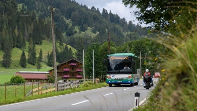 Wer bis nach Tirol will, kann mit dem Bergbus hinter der Grenze Thiersee ansteuern.  (Foto: Matthias Breuel/MVV/dpa)