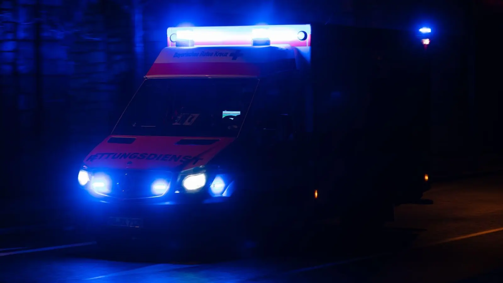 Zwei Helfer haben einen stark unterkühlten Mann im Straßengraben entdeckt. (Symbolbild) (Foto: Nicolas Armer/dpa)