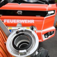 Feuerwehrleute waren in der Nacht noch mit dem Löschen der Lagerhalle beschäftigt. (Symbolbild) (Foto: Bernd Weißbrod/dpa)