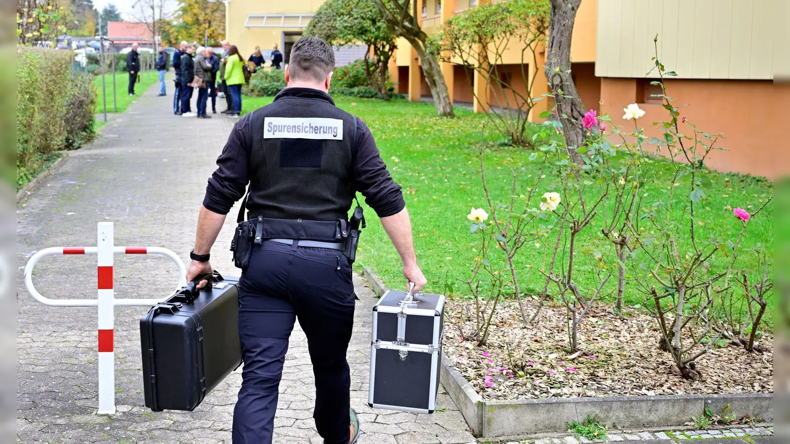 Vor Ort wurden Spuren gesichert.  (Foto: Matthias Merz/TNN/dpa)