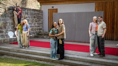 Vier Paare im Glück – Szene aus „Julia und Romeo” mit Antonia Meier, Jannis Pampuch, Hannah Poppe, Sophie Militzer, Sarah Schiller, Philipp Peters, Marié Detlefsen und Alexander Gerth (von links). (Foto: Andreas Kunkel)