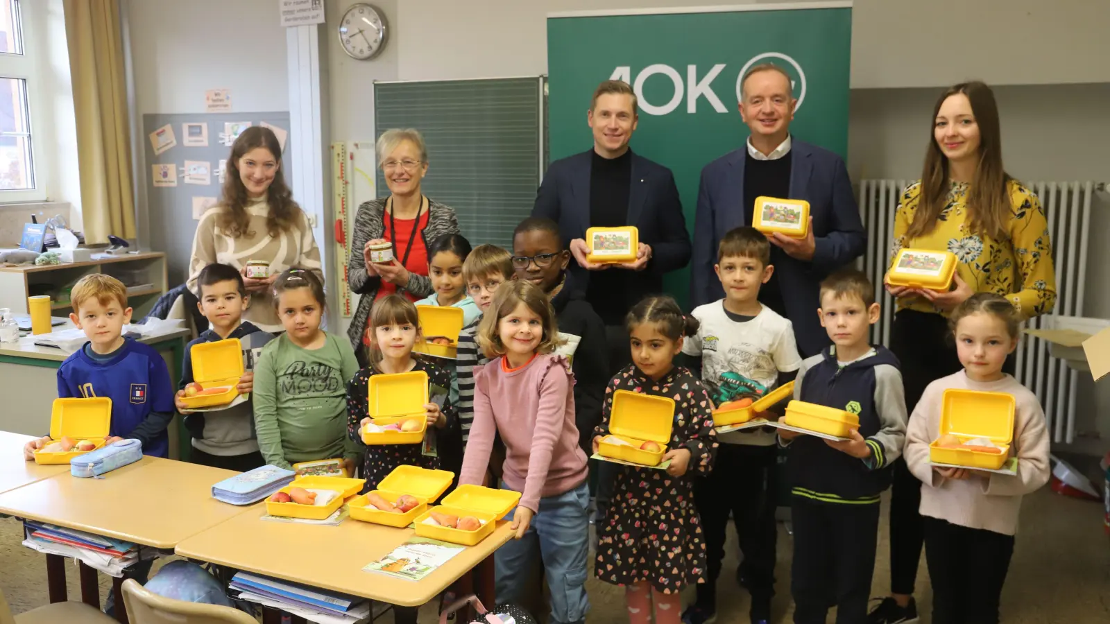 Erwachsene und Kinder zeigten im Klassenzimmer, worum es in der Biobrotbox-Aktion geht. (Foto: Oliver Herbst)