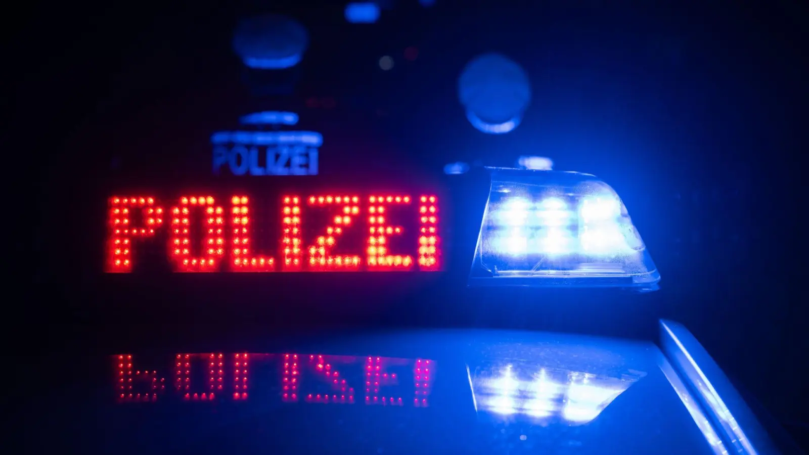 Als der Mann zu Boden ging, soll der Täter den Angaben nach auf ihn eingeschlagen haben. (Symbolbild) (Foto: Marijan Murat/dpa)