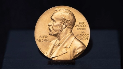 Wer den begehrten Nobelpreis bekommt, erhält auch eine Medaille - und in diesem Jahr 12 Millionen schwedische Kronen (rund 1 Million Euro). (Symbolbild) (Foto: Daniel Reinhardt/dpa)