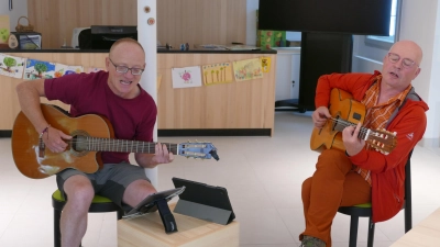 René (links) und Werner: Zwei der drei Thüringer Diakonen auf der Walz griffen im „Bernatura” zur Gitarre. (Foto: Helmut Meixner)
